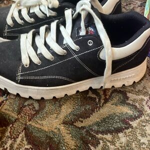 Skechers High top size 8.5 white and black shoe